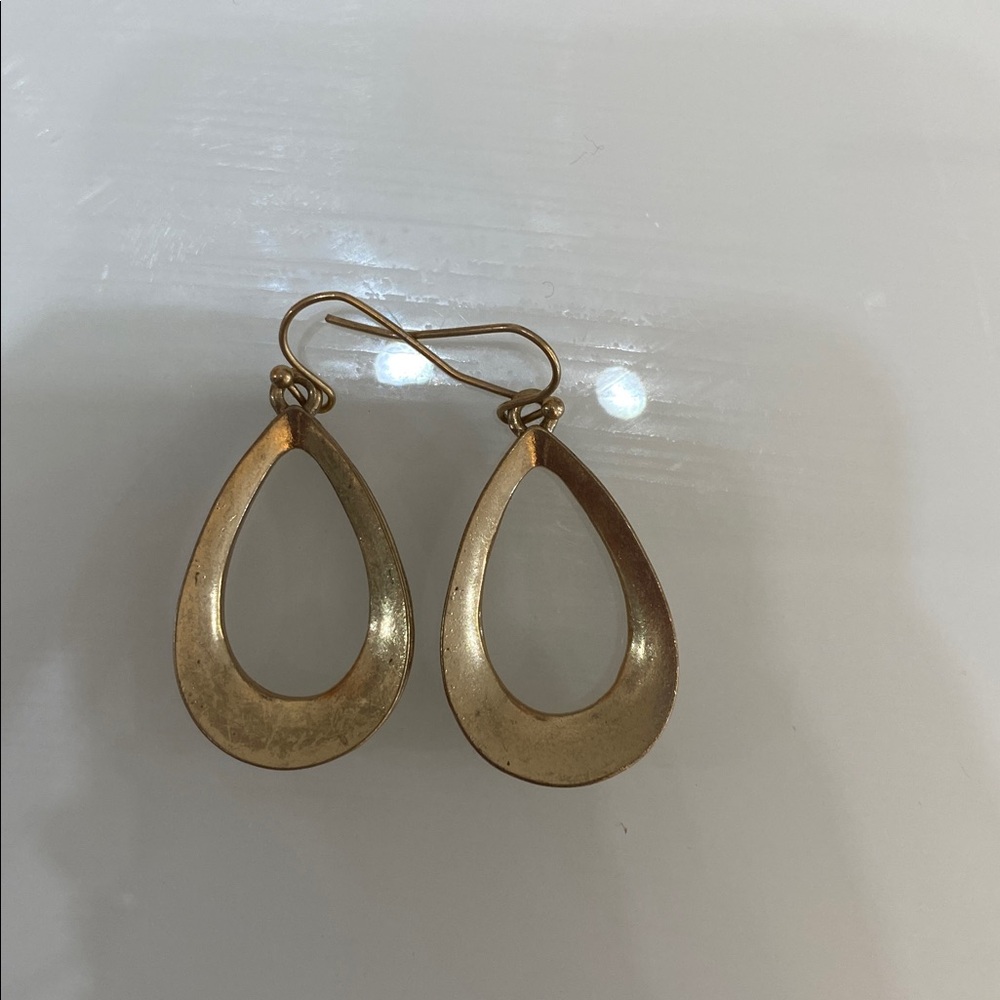 Gold tone pierced earrings - Picture 3 of 3